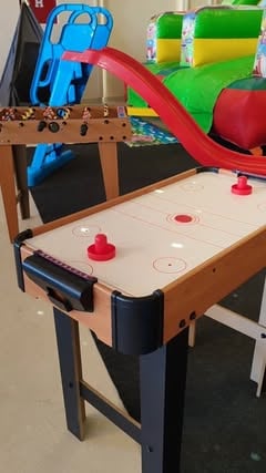 Air-hockey sto i fudbal na sto u igraonici, iza mekani elementi za igru